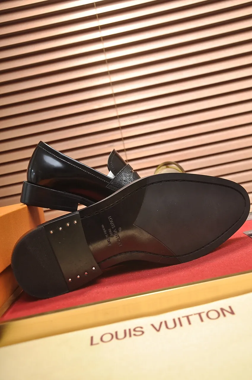 Men's men's shoes 💰460💶 [LV] (all high-end sheep lining) 🍀LV's latest genuine leather business suit shoes are launched simultaneously on the official website. The first-layer cowhide imported from Italy is made of heavy gold, 💥official website 1:1 rubber outsole. Versatile to wear, high-end without losing class, and the color combination is extraordinary. This four-season style is alluring when worn on your feet, showing off your big-name flair. Standard code 38-45 (45 customized)